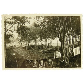 Бивуак Вермахта на фото палаточный лагерь и трофейные французские танкетки. Espenlaub militaria